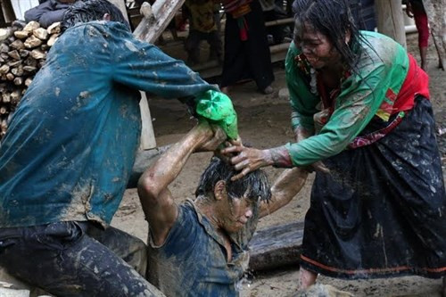 Ngoài ra, lễ cưới còn nhiều tập tục rất độc đáo. Ví dụ, khi ra về nhà gái sẽ hất nước, đổ rượu, thậm chí bốc cả bùn bôi vào người, mặt những người trong đoàn để chuyến rước dâu may mắn thuận lợi hơn.