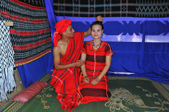 Khoảng 1 tuần sau đám cưới nhà gái được tổ chức. Trong lễ cưới này, người đi vào đầu tiên phải là cô dâu, đến cổng nhà sẽ được bố mẹ đẻ trao cây đũa bếp, cô dâu sẽ thả chiếc đũa bếp xuống dưới sân với hàm ý có thể quay về thăm bố mẹ mà không cần kiêng cự gì nữa.