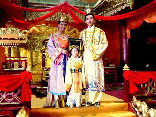 Năm 1224, do không có con trai lại mắc bệnh điên nên vua Lý Huệ Tông truyền ngôi cho con gái út là Lý Chiêu Hoàng, hoàng đế cuối cùng của triều Lý. (Ảnh: Phim Thái sư Trần Thủ Độ).