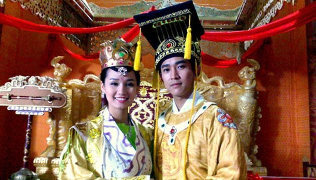 Đầu năm 1213, vua Lý Huệ Tông có chút nghi ngờ anh trai của bà là Trần Tự Khánh nên giáng bà xuống hàng ngự nữ (thấp nhất trong các thê thiếp của vua). Năm 1216, bà được sắc phong làm Thuận Trinh phu nhân sau đó phong làm hoàng hậu. (Ảnh: Phim Thái sư Trần Thủ Độ).