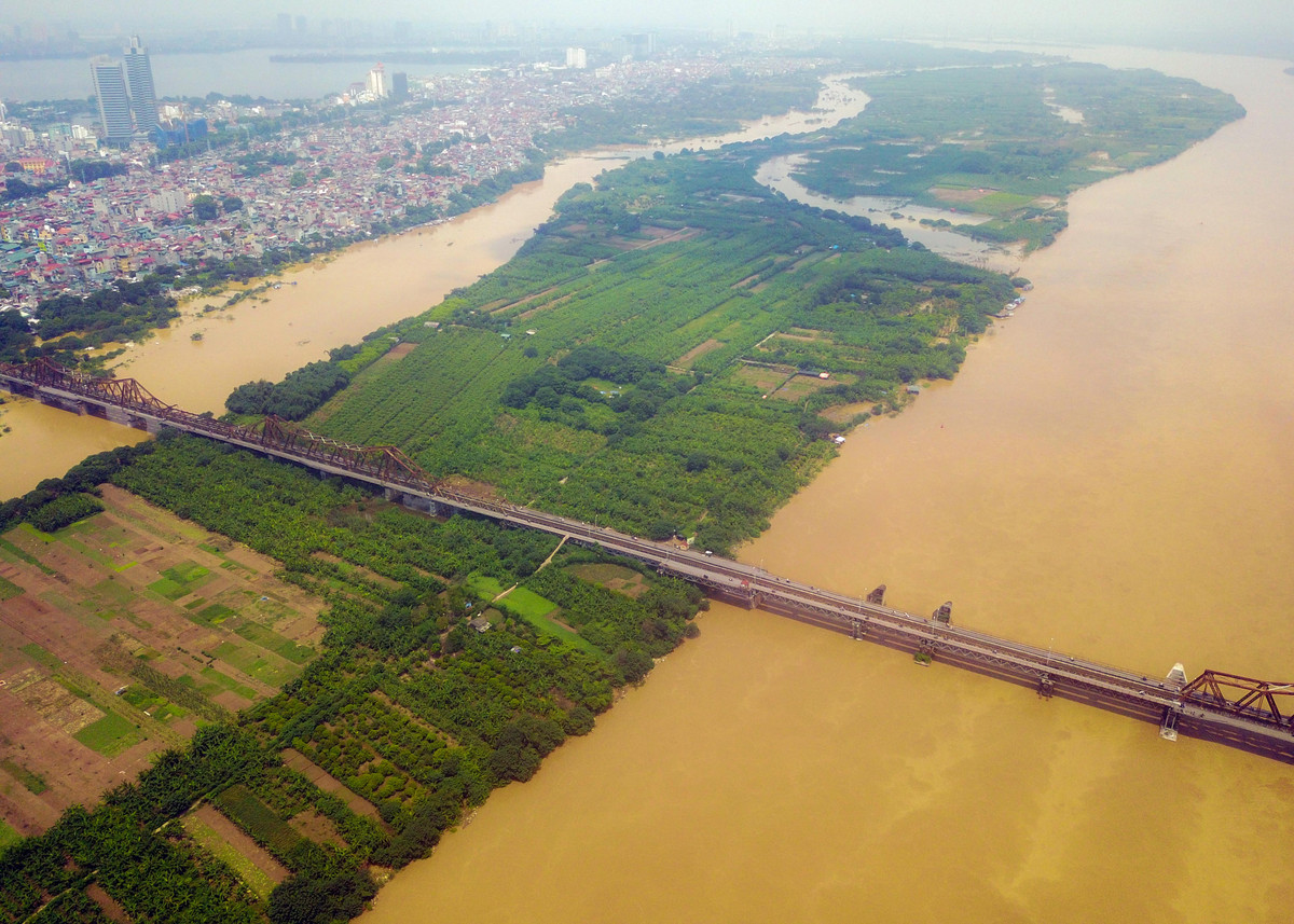 "Hà Nội có cầu Long Biên/Vừa dài vừa rộng bắc trên sông Hồng/Tàu xe đi lại thong dong/Người người tấp nập gánh gồng ngược xuôi..." là những câu thơ về cây cầu dài 2.290m mà nhiều người Hà Nội xưa thuộc lòng.