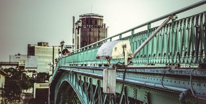 Khi thi công đại lộ Võ Văn Kiệt và đường hầm Thủ Thiêm vào những năm 2000, cầu Mống bị tháo dỡ. Sau này, cầu được “phục dựng” nguyên bản. Hiện cầu không còn là nơi lưu thông xe cộ, mà trở thành điểm hẹn hò lãng mạn của giới trẻ Sài Gòn.