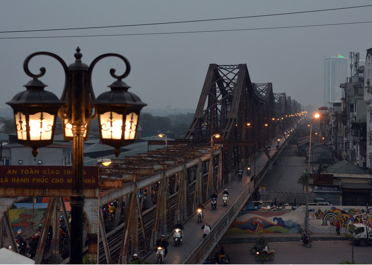 Cầu Long Biên, Hà Nội: Đây là cây cầu thép đầu tiên bắc qua sông Hồng, khởi công xây dựng từ năm 1899 và hoàn thiện năm 1902. Cầu có đường sắt chạy ở giữa, hai bên là đường cho người đi bộ và xe cơ giới.