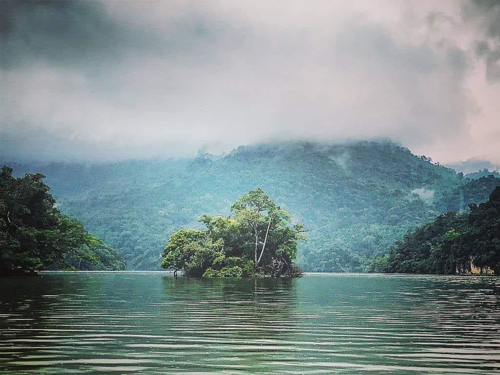 Hồ có chiều dài hơn 8km, diện tích mặt nước khoảng 500ha, sâu khoảng 20m với nhiều loài thủy vật và cá nước ngọt sinh sống, trong đó có nhiều loài đặc biệt quý hiếm được ghi vào sách đỏ Việt Nam như cá chép Kình, cá Rầm Xanh, cá Chiên…