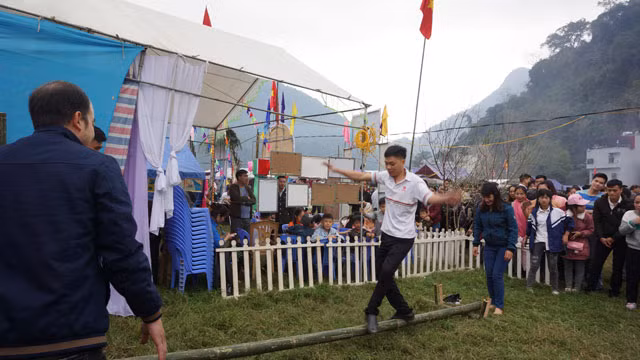 Hội lồng tồng tại vùng hồ Ba Bể có từ thời xa xưa. Phần lễ là nghi thức dâng hương, cúng tiến lễ vật và lễ khấn nguyện thần linh để cầu cho mưa thuận gió hòa, mùa màng bội thu... Phần hội là các trò chơi: đua thuyền độc mộc, bắt vịt trên hồ…