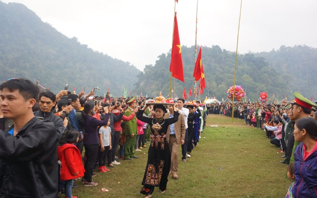 Ngoài ra, từ ngày mồng 9 - 11 tháng Giêng hàng năm, bên bờ hồ Ba Bể có hội "Lồng tồng" (lễ xuống đồng) của người dân tộc sống trong vùng. Đây là một trong những lễ hội lồng tồng lớn nhất ở các tỉnh miền núi phía Bắc, được công nhận là di sản văn hóa phi vật thể cấp quốc gia.