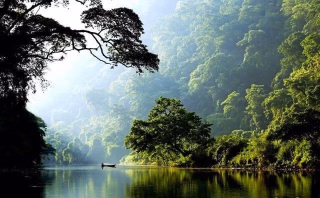 Hồ Ba Bể theo tiếng địa phương là "Slam Pé" (ba hồ). Ba nhánh của hồ thông nhau được gọi tên là Pé Lầm, Pé Lù và Pé Lèng.