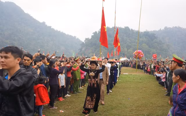 Ngoài ra, từ ngày mồng 9 - 11 tháng Giêng hàng năm, bên bờ hồ Ba Bể có hội "Lồng tồng" (lễ xuống đồng) của người dân tộc sống trong vùng. Đây là một trong những lễ hội lồng tồng lớn nhất ở các tỉnh miền núi phía Bắc, được công nhận là di sản văn hóa phi vật thể cấp quốc gia.