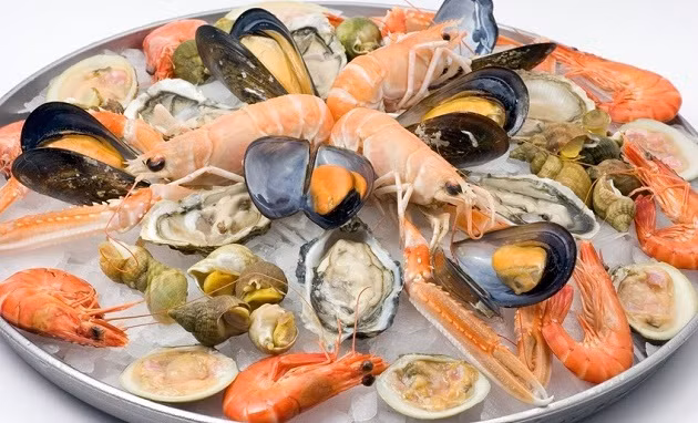  Động vật có vỏ: Động vật có vỏ rất giàu kẽm và Seleninum. Hai chất này có tác dụng cực tốt giúp các tế bào miễn dịch thực hiện được tốt chức năng của nó. Một số loại động vật có vỏ có thể kể đến là: cua, sò tôm, trai,...