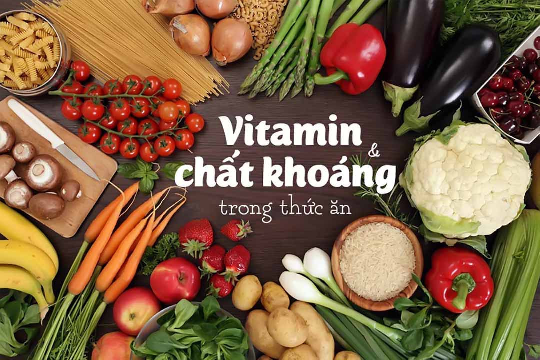 Bổ sung thực phẩm giàu vitamin và khoáng chất: Ăn nhiều hơn thực phẩm nhiều vitamin A và Caroten (gan, trứng...), các loại rau xanh và hoa quả nhiều vitamin C (cam, bưởi, ổi…), các loại thực phẩm chứa nhiều kẽm (đậu, đỗ, hạt hạnh nhân…).