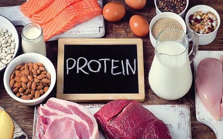 Bổ sung thực phẩm nhiều đạm (protein): Chúng có nhiều trong thịt, cá, trứng, sữa, và các loại đậu/đỗ. Mỗi người cần ăn 5-6 phần đạm/ngày. Mỗi phần đạm tương đương 40g thịt/cá/ tôm, 1 quả trứng gà/vịt, 1 bìa đậu phụ, 1 cốc sữa.