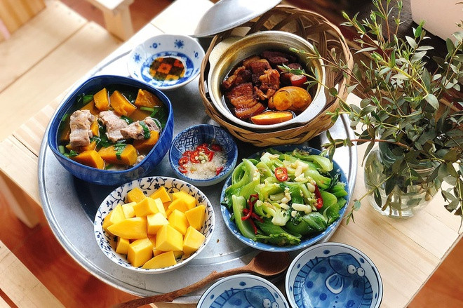 Đủ năng lượng thông qua các bữa ăn hàng ngày: Đây là nguyên tắc dinh dưỡng vàng để phòng COVID -19 mà bạn cần phải tuân thủ. Cần đảm bảo ăn đủ 3 bữa chính, ăn thêm bữa phụ giữa giờ (sữa, sữa chua, hoa quả, đậu/đỗ/hạt ngũ cốc rang/sấy).