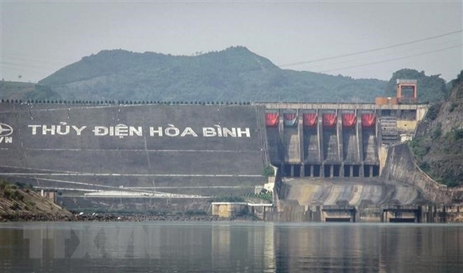 Do đây là núi đá vôi nên khi đắp đập ngăn sông, nước dâng lên về phía thượng lưu 100m, dần dần chảy qua các hang động. Để giữ nước, cán bộ, công nhân phải xây tường ngầm dày 4m, cao 100m, dài 600m chính giữa lòng núi. Họ phải đào, khoét từng tấc đất đá trong lòng núi, rồi đổ bê tông.