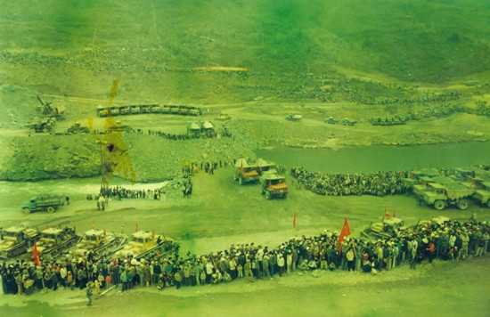 Đặc biệt, để xây dựng đập, công nhân phải tiến hành ngăn sông. Ngày 12/1/1983, ngăn sông Đà đợt 1. Ngày 9/1/1986 ngăn sông Đà đợt 2 - đỉnh cao của nỗ lực thực hiện thắng lợi khẩu hiệu “Cao độ 81 hay là chết” - Cuộc ngăn sông lịch sử chạy đua với nước lũ lớn nhất thế kỷ XX.