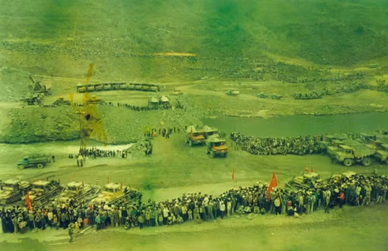 Đặc biệt, để xây dựng đập, công nhân phải tiến hành ngăn sông. Ngày 12/1/1983, ngăn sông Đà đợt 1. Ngày 9/1/1986 ngăn sông Đà đợt 2 - đỉnh cao của nỗ lực thực hiện thắng lợi khẩu hiệu “Cao độ 81 hay là chết” - Cuộc ngăn sông lịch sử chạy đua với nước lũ lớn nhất thế kỷ XX.