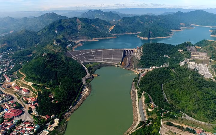 Đúng 10 giờ ngày 6/11/1979, thủy điện Hòa Bình, một “công trình vĩ đại” của thế kỷ 20 được khởi công. Dòng sông Đà hung dữ, bất trị bắt đầu được chế ngự.