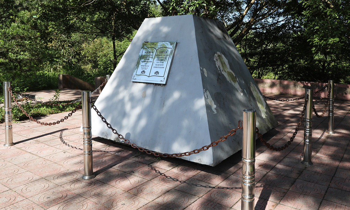 Ngoài ra, tại sân truyền thống nhà máy có một khối bê tông hình chóp cụt, trên đó có tấm biển thép khắc dòng chữ: "Nơi lưu giữ bức thư của những người xây dựng thủy điện Hòa Bình gửi thế hệ mai sau. Thư được mở vào ngày 1/1/2100".