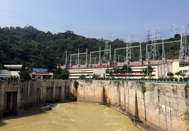 Không may tia lửa hàn đã bắt lửa. Toàn bộ đường hầm có đường kính 12m, sâu 80m cháy nghi ngút, vài chục công nhân ở ngạt thở vì thiếu oxy, không có lối thoát. Sau đó, những chiếc bình oxy nhanh chóng được thả xuống, đẩy dần khí CO2 thoát lên để giải cứu công nhân.