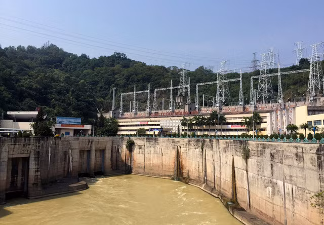 Không may tia lửa hàn đã bắt lửa. Toàn bộ đường hầm có đường kính 12m, sâu 80m cháy nghi ngút, vài chục công nhân ở ngạt thở vì thiếu oxy, không có lối thoát. Sau đó, những chiếc bình oxy nhanh chóng được thả xuống, đẩy dần khí CO2 thoát lên để giải cứu công nhân.