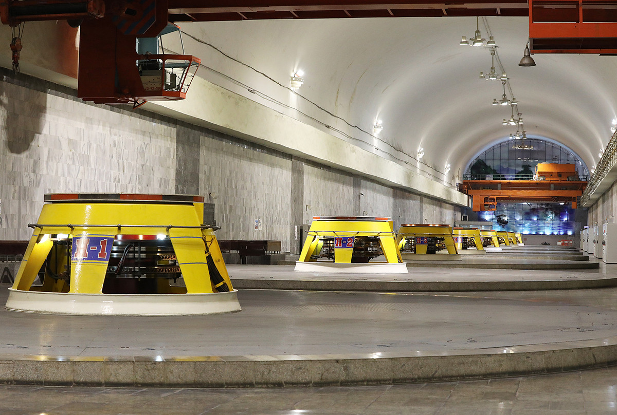 Từ 1991-1994, lần lượt các tổ máy từ số 2 đến tổ máy số 8 được khởi động và chính thức phát điện. Ngày 20/12/1994, nhà máy thủy điện Hòa Bình chính thức khánh thành, kết thúc 15 năm xây dựng.