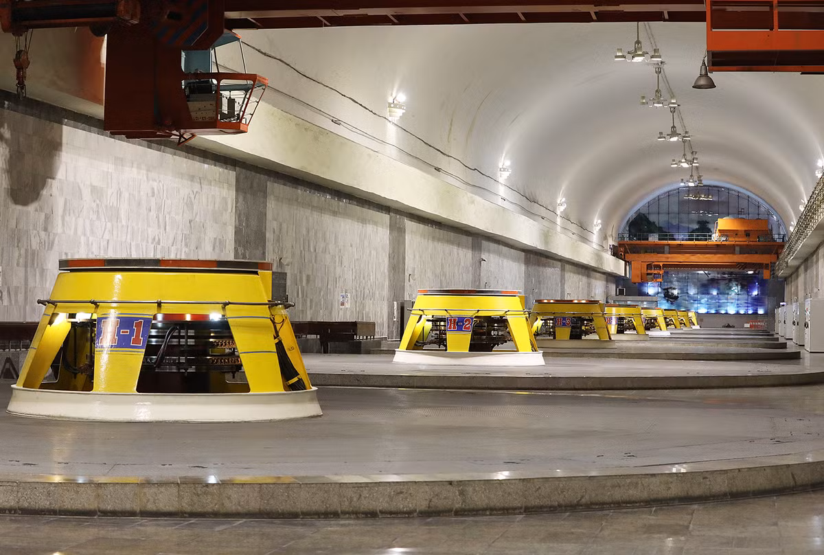 Từ 1991-1994, lần lượt các tổ máy từ số 2 đến tổ máy số 8 được khởi động và chính thức phát điện. Ngày 20/12/1994, nhà máy thủy điện Hòa Bình chính thức khánh thành, kết thúc 15 năm xây dựng.