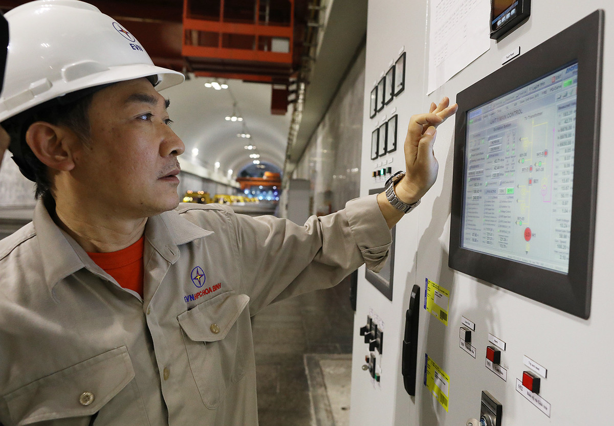 Đúng 20 giờ 21 phút ngày 30/12/1988, lần đầu tiên dòng điện của nhà máy lên lưới điện quốc gia đánh dấu kết quả của 9 năm lao động quên mình của gần 4 vạn cán bộ công nhân và 1.000 chuyên gia Liên Xô trên công trường.