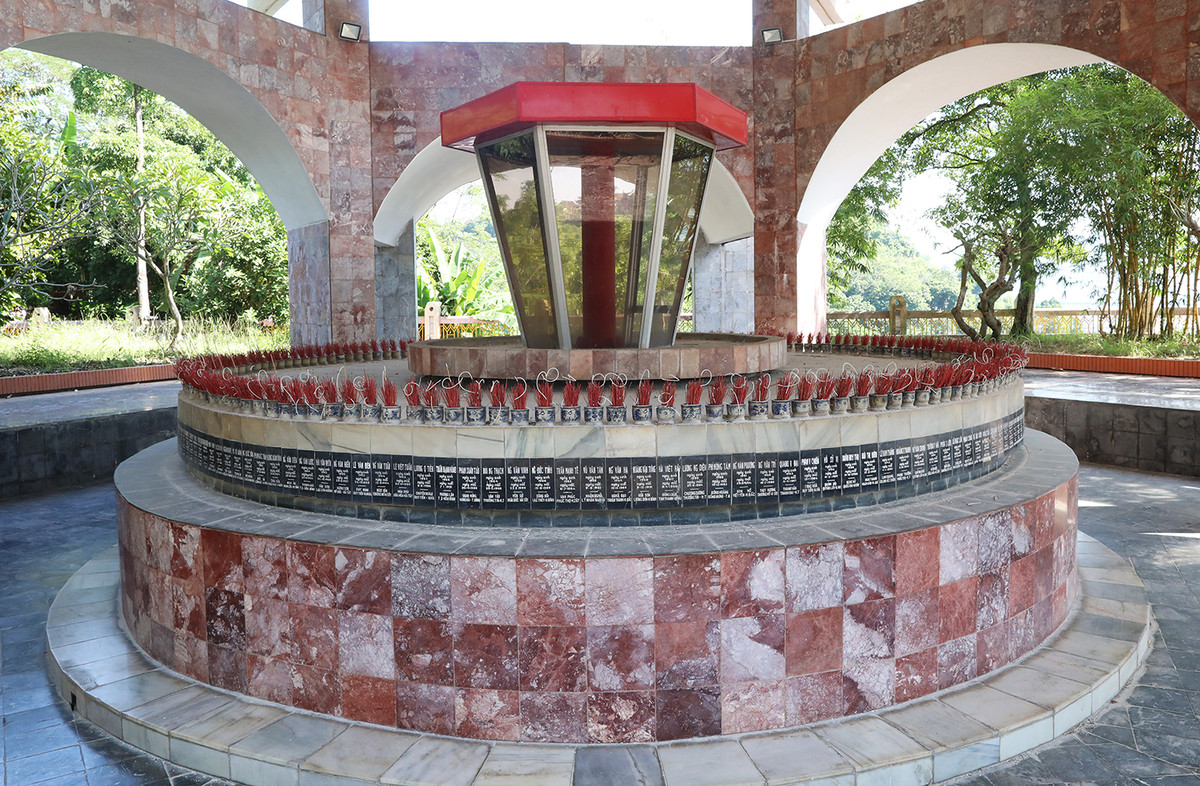 Trong quá trình xây dựng thủy điện Hòa Bình, 168 người đã hi sinh, trong đó có 11 chuyên gia Liên Xô. Đài tưởng niệm được xây dựng cách nhà máy về phía hạ lưu sông Đà khoảng 300 m.