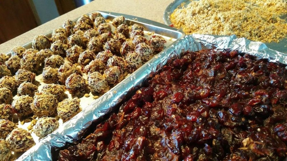 Không những không có dinh dưỡng, các món ăn vặt này còn tiềm ẩn nguy cơ mất an toàn vệ sinh. Nhiều người khi nhấm hạt hướng dương, nếm viên ô mai… đã bỏ qua khâu vệ sinh trước khi ăn.