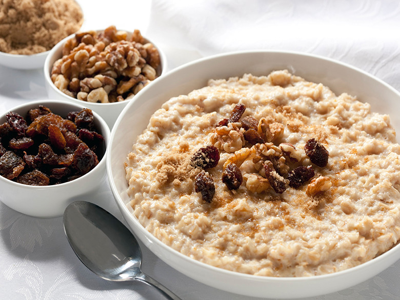 Khác với đồ ăn vặt ít chất dinh dưỡng, bữa ăn phụ lại rất tốt cho cơ thể. Bữa phụ không phải là nem chua rán, bỏng ngô, viên ô mai. Bữa phụ là những thực phẩm giàu dinh dưỡng như bánh quy, bánh ngọt, sữa, sữa chua, trái cây, bát cháo, bát chè...