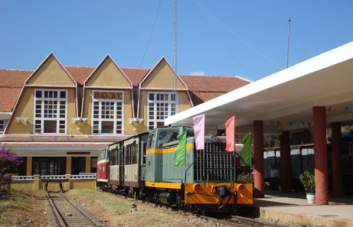 Điểm đặc biệt của ga Đà Lạt là sở hữu đường ray và đầu máy răng cưa dài 16 km. Khi ấy, đường sắt và đầu máy có bánh xe răng cưa chỉ có ở Thụy Sĩ và Việt Nam.