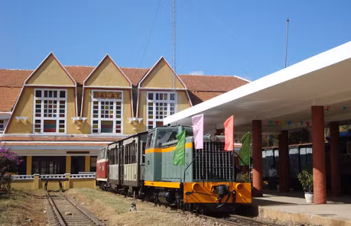 Điểm đặc biệt của ga Đà Lạt là sở hữu đường ray và đầu máy răng cưa dài 16 km. Khi ấy, đường sắt và đầu máy có bánh xe răng cưa chỉ có ở Thụy Sĩ và Việt Nam.