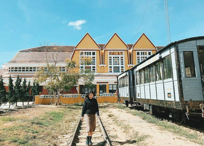 Không chỉ vậy, nhà ga Đà Lạt còn được thiết kế một cách duyên dáng kết hợp lối kiến trúc phương tây với kiểu kiến trúc nhà rông Tây Nguyên.