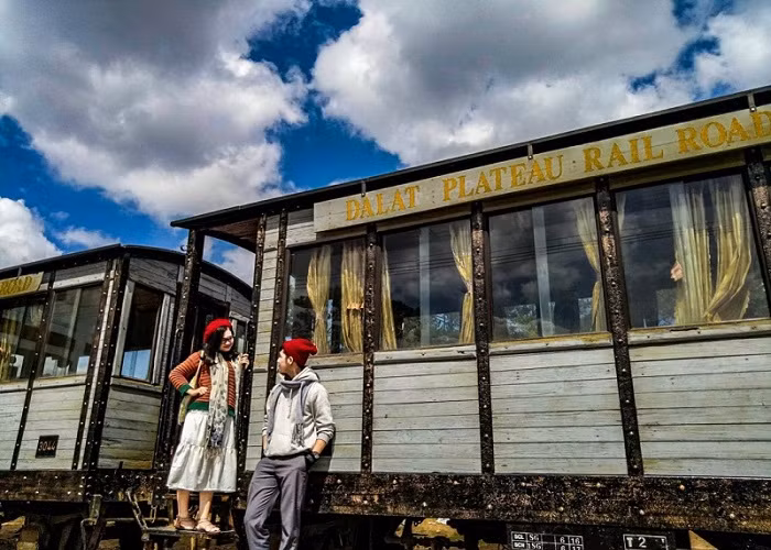 Ga Đà Lạt do kiến trúc sư Revéron thiết kế, chịu ảnh hưởng của kiến trúc hiện đại với kinh phí bấy giờ là 200.000 France (tiền Pháp).