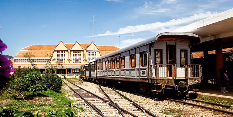 Điều đặc biệt nữa là đầu kéo cho hai đôi tàu này là đầu máy hơi nước chuyên dụng do Công ty CFI ở Đông Dương đặt hàng công ty SLM (Schweizerische Lokomotiv) Winterthur Thụy Sĩ chế tạo.