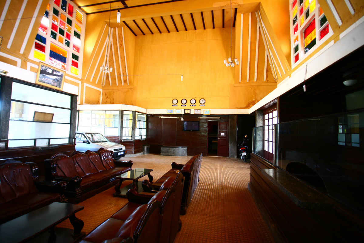 Không gian bên trong ga Đà Lạt tràn ngập ánh sáng tự nhiên với những ô cửa kính màu rực rỡ.