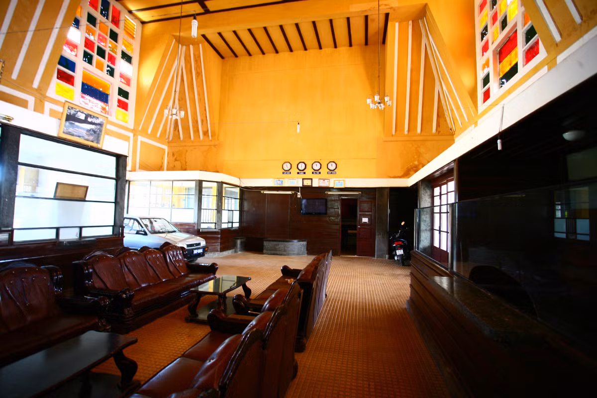 Không gian bên trong ga Đà Lạt tràn ngập ánh sáng tự nhiên với những ô cửa kính màu rực rỡ.