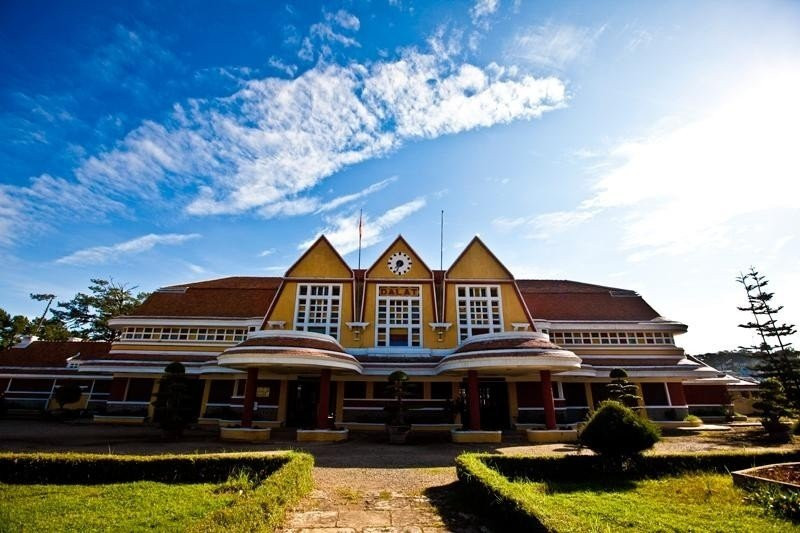Nhìn từ mặt trước, nhà ga có ba chóp nhọn hình tam giác tượng trưng cho ba đỉnh núi Lang Biang. Ở mái chóp giữa có trang trí thêm một chiếc đồng hồ ghi lại thời gian mà bác sĩ Yersin đã phát hiện ra thành phố Đà Lạt.