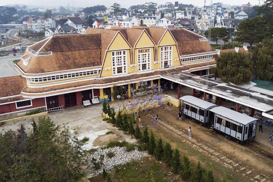 Khi tuyến đường sắt ngừng hoạt động, ngành đường sắt Thụy Sĩ ngỏ ý thu mua lại tất cả các đầu máy chạy tuyến đường sắt răng cưa còn lại ở Việt Nam. Năm 1990, các đầu máy hơi nước đã được “hồi hương” về Thụy Sĩ.