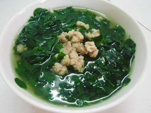 Nếu muốn rau ngót chín nhanh, ăn có vị thơm, mềm thì trước khi nước sôi, bạn chỉ nên vò sơ rau ngót, cho vào nồi nấu vừa chín.