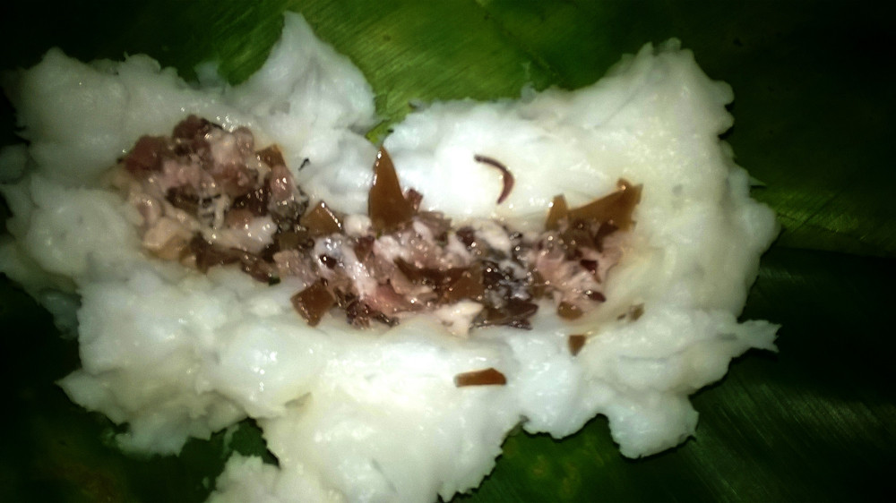 Bánh trứng kiến: Người Tày làm bánh này với trứng kiến, bột gạo nếp và lá ngõa- một loại lá cây rừng. Bánh có vị béo ngậy của nhộng kiến, vị dẻo của bột nếp, vị ngai ngái của lá ngõa.