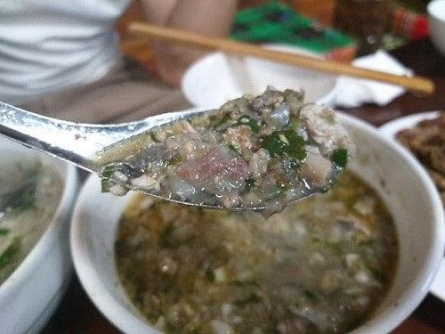 Pịa cá: Pịa cá được làm từ phần ruột của con cá, kết hợp với các loại gia vị đặc trưng ở Tây Bắc. Pịa cá có vị mềm, ngọt của lòng cá lẫn các loại gia vị, đặc biệt mùi thơm nổi bật của sả và mắc khén đã lấn át mùi tanh ban đầu của cá, khiến thực khách cứ mãi vương vấn.