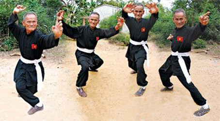 Đặc điểm của hùng kê quyền là thiên về độ biến ảo, linh hoạt, như những động tác của con gà chọi. Bài hùng kê quyền sử dụng ngón tay trỏ để đâm mô phỏng hình mỏ gà, và các ngón còn lại co vào như chiếc cựa gà.