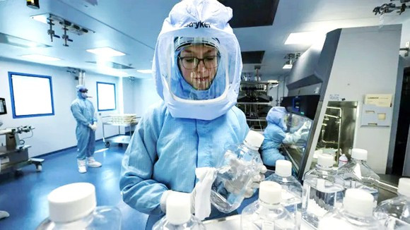 Điều đáng nói, các nhà khoa học cho rằng, vắc xin mRNA không chỉ giúp nhân loại ứng phó với COVID-19 và các đại dịch về sau, mà còn mở ra cơ hội điều trị ung thư, bệnh tim và các bệnh truyền nhiễm khác.