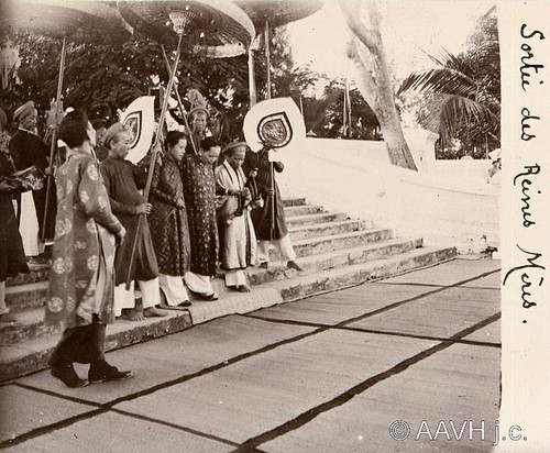 Ân phi Hồ Thị Chỉ Bà rất được nể trọng thường xuất hiện cùng vua Khải Định trong những lần tiếp tân, yến tiệc với quan khách trong ngoài nước. Bà xinh đẹp, am hiểu văn hóa, nói tiếng Pháp rất thông thạo, vẫn làm phiên dịch cho nhà vua.