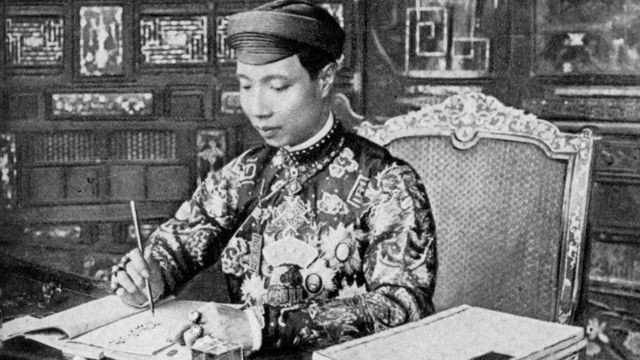 Năm 1917, vua Khải Định đến dự lễ đặt viên đá đầu tiên xây trường Đồng Khánh. Vua thấy nữ sinh Hồ Thị Chỉ xinh đẹp, khoan thai kính cẩn dâng lên ngài một chiếc kéo mới tinh đặt trên một cái khay phủ gấm điều liền có ấn tượng tốt.