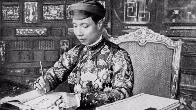 Năm 1917, vua Khải Định đến dự lễ đặt viên đá đầu tiên xây trường Đồng Khánh. Vua thấy nữ sinh Hồ Thị Chỉ xinh đẹp, khoan thai kính cẩn dâng lên ngài một chiếc kéo mới tinh đặt trên một cái khay phủ gấm điều liền có ấn tượng tốt.