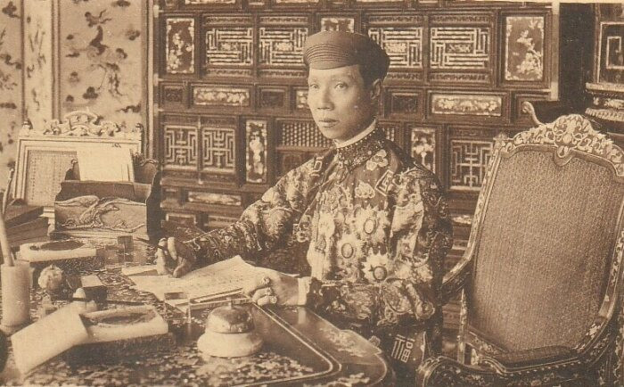 Khải Định sau đó đã gặp Thượng thư Hồ Đắc Trung ngỏ ý muốn kết duyên với Hồ Thị Chỉ, với lí do ông cần một người vợ nói tốt tiếng Pháp “để làm các việc cơ mật”.