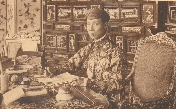 Khải Định sau đó đã gặp Thượng thư Hồ Đắc Trung ngỏ ý muốn kết duyên với Hồ Thị Chỉ, với lí do ông cần một người vợ nói tốt tiếng Pháp “để làm các việc cơ mật”.