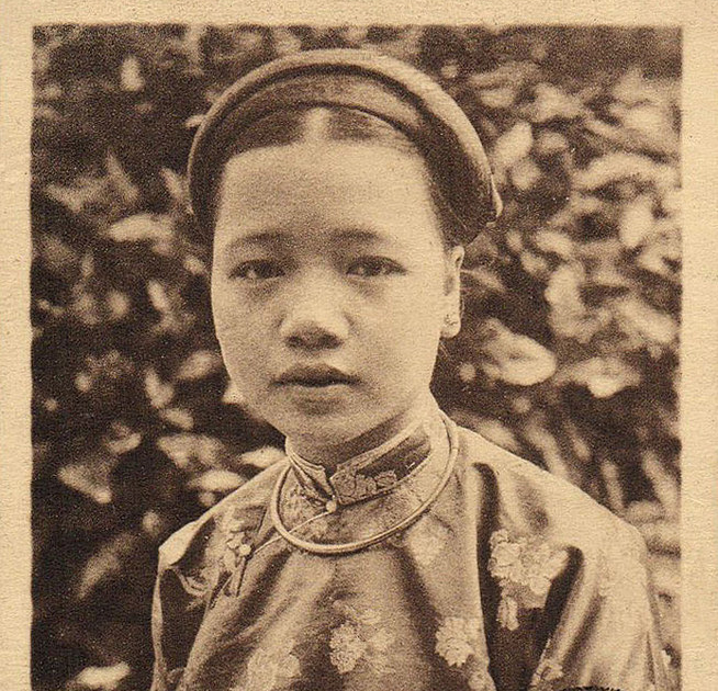 Không những xinh đẹp, phúc hậu, Hồ Thị Chỉ còn nức tiếng thông minh, học giỏi, đàn hay, thông thạo cả tiếng Pháp. Tuy nhiên, đường tình duyên của bà lại trắc trở với mối tình yêu vua đời trước, cưới vua đời sau.