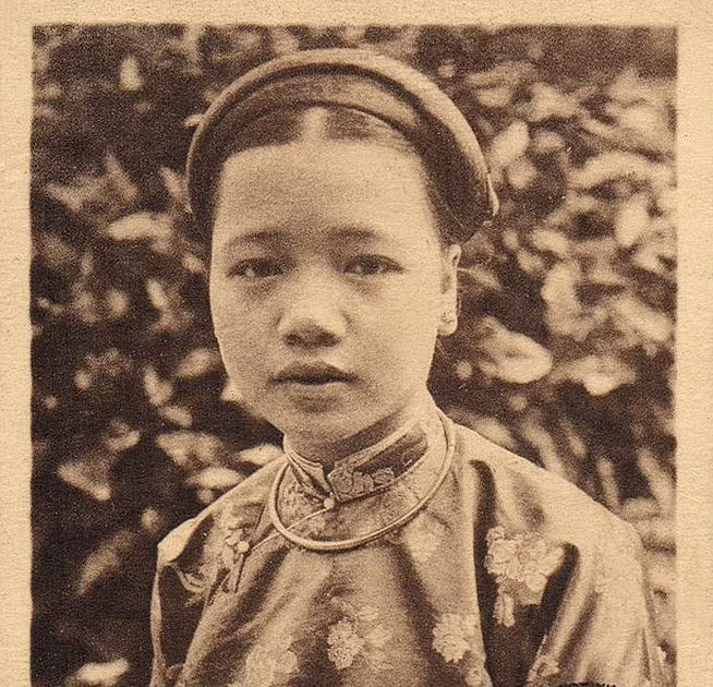 Không những xinh đẹp, phúc hậu, Hồ Thị Chỉ còn nức tiếng thông minh, học giỏi, đàn hay, thông thạo cả tiếng Pháp. Tuy nhiên, đường tình duyên của bà lại trắc trở với mối tình yêu vua đời trước, cưới vua đời sau.